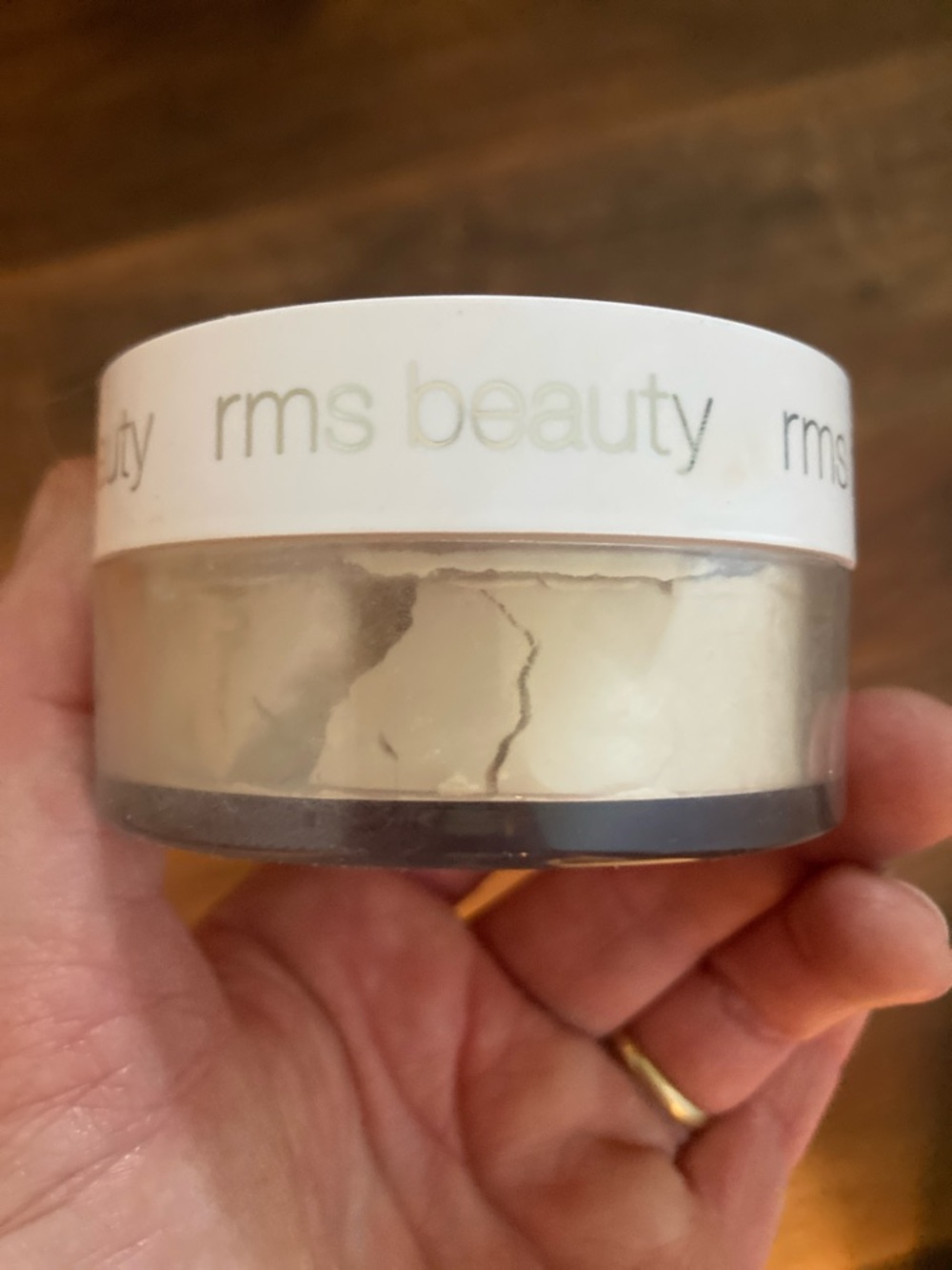 RMS Beauty Hydra Setting Powder - Light (blue label) - Picture 3 of 3